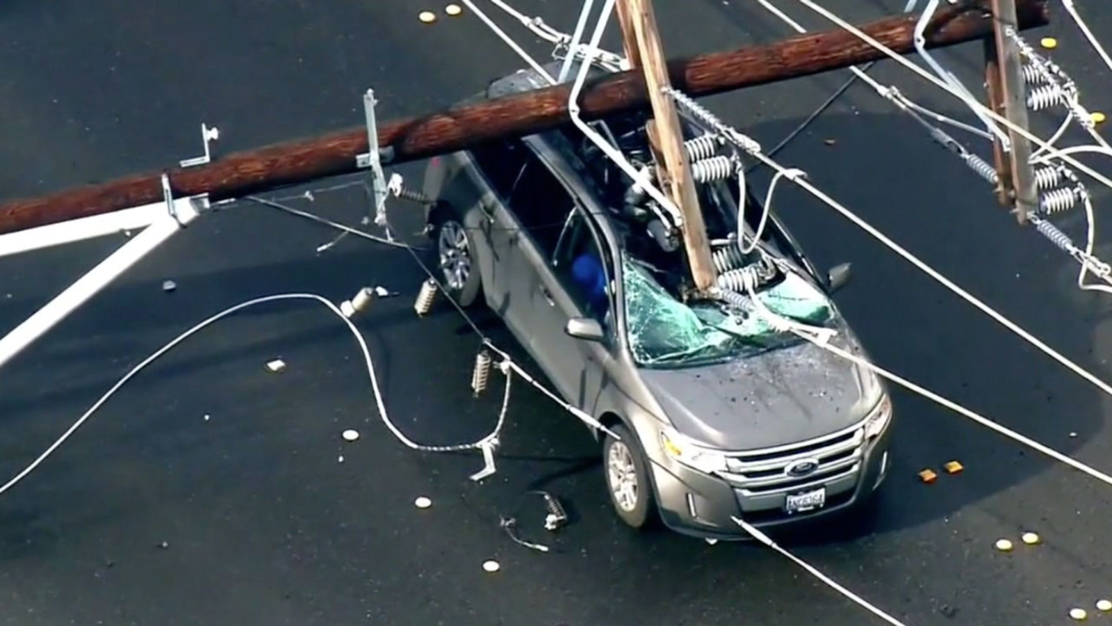 More Than A Dozen Power Lines Topple In Seattle Trapping 2 People In Car Abc7 Los Angeles