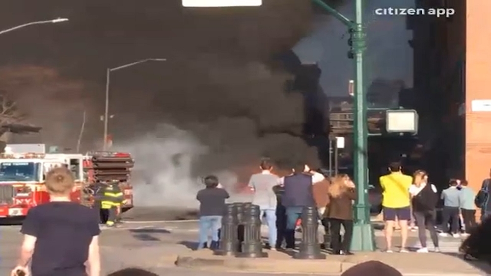 Car fire in Manhattan sends smoke billowing through air