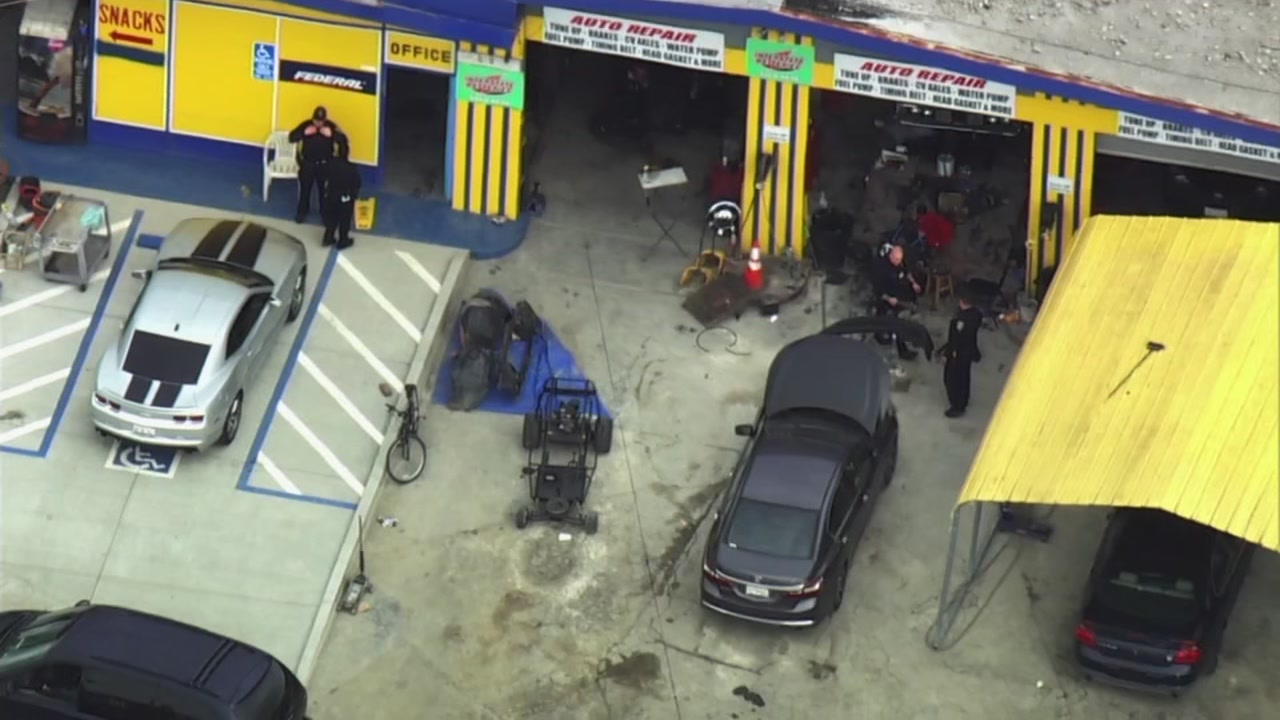 2 adults, 15-year-old shot at auto repair shop in Oakland