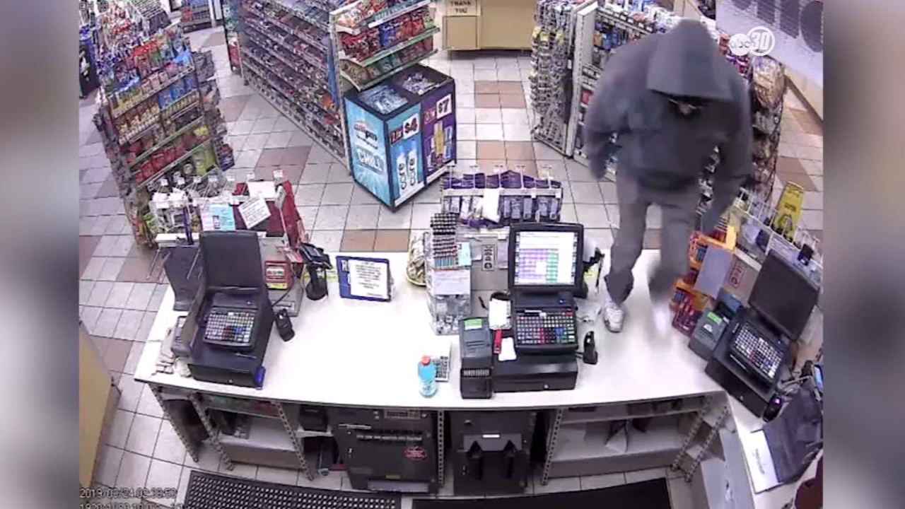 Deputies hunt for man behind bizarre robbery at AM/PM in Selma