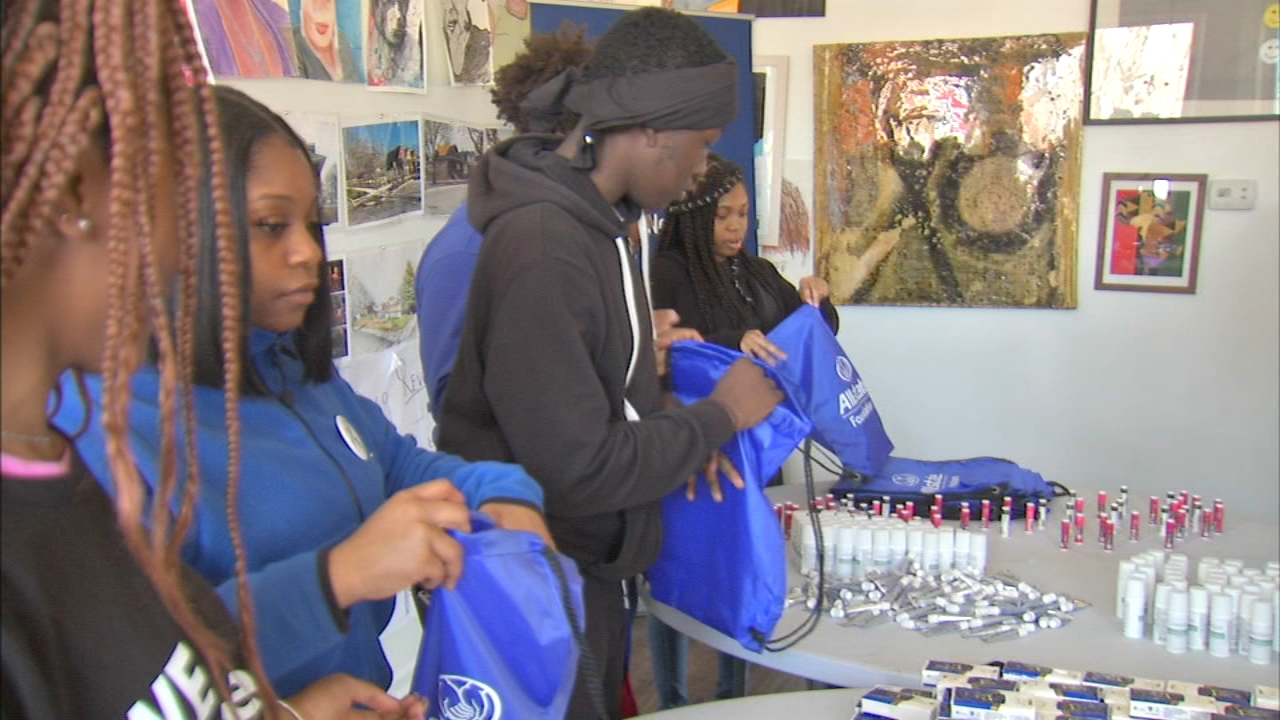 Englewood students prepare care bags with IGrow Chicago