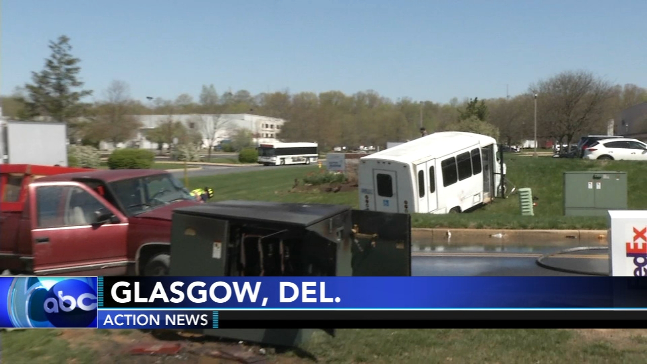 10 hurt in crash involving transport van and pickup truck in Delaware