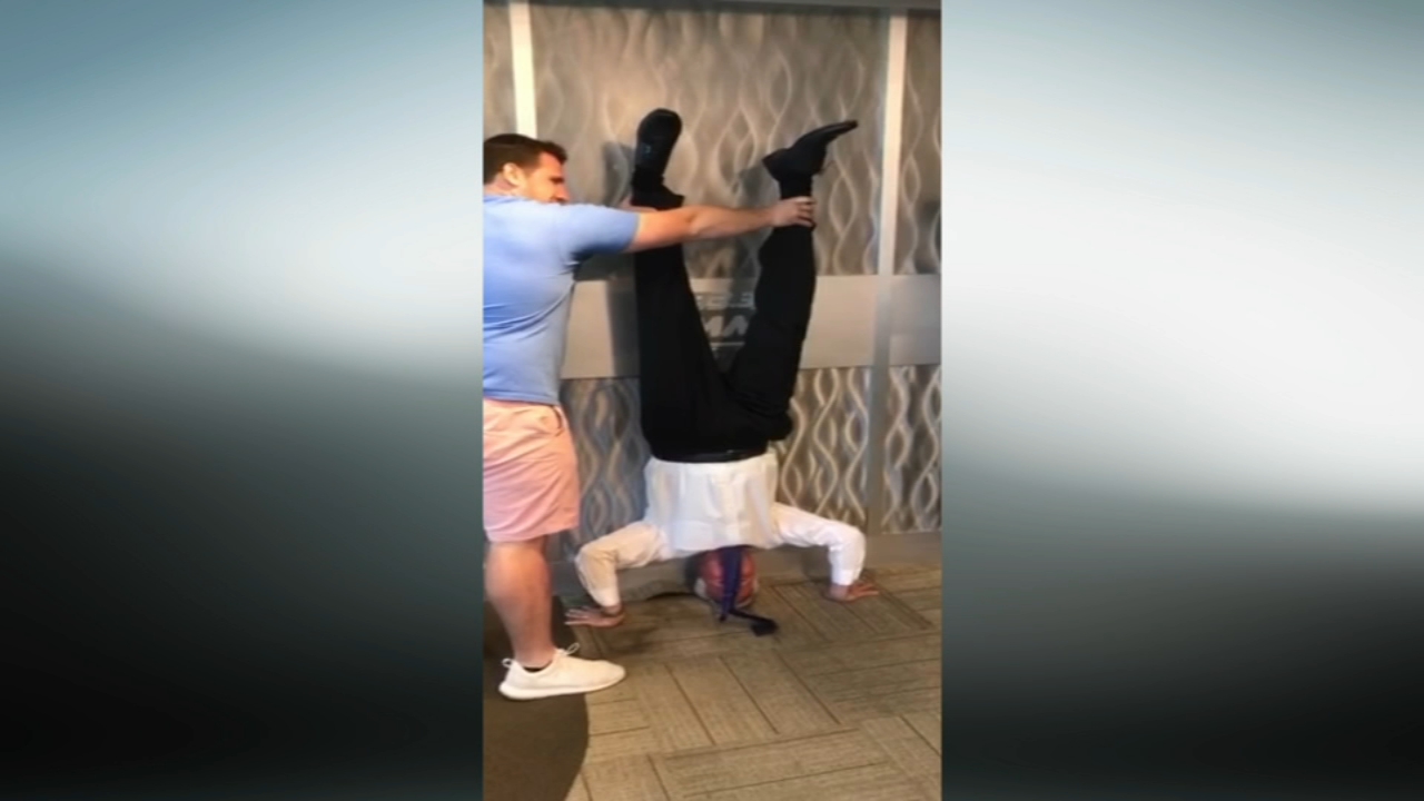 David Murphy takes part in #handstandsforpancan