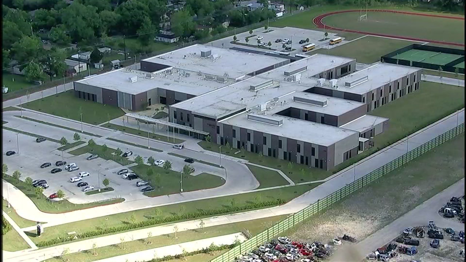 Student collapses in gym class at Aldine ISD | abc13.com