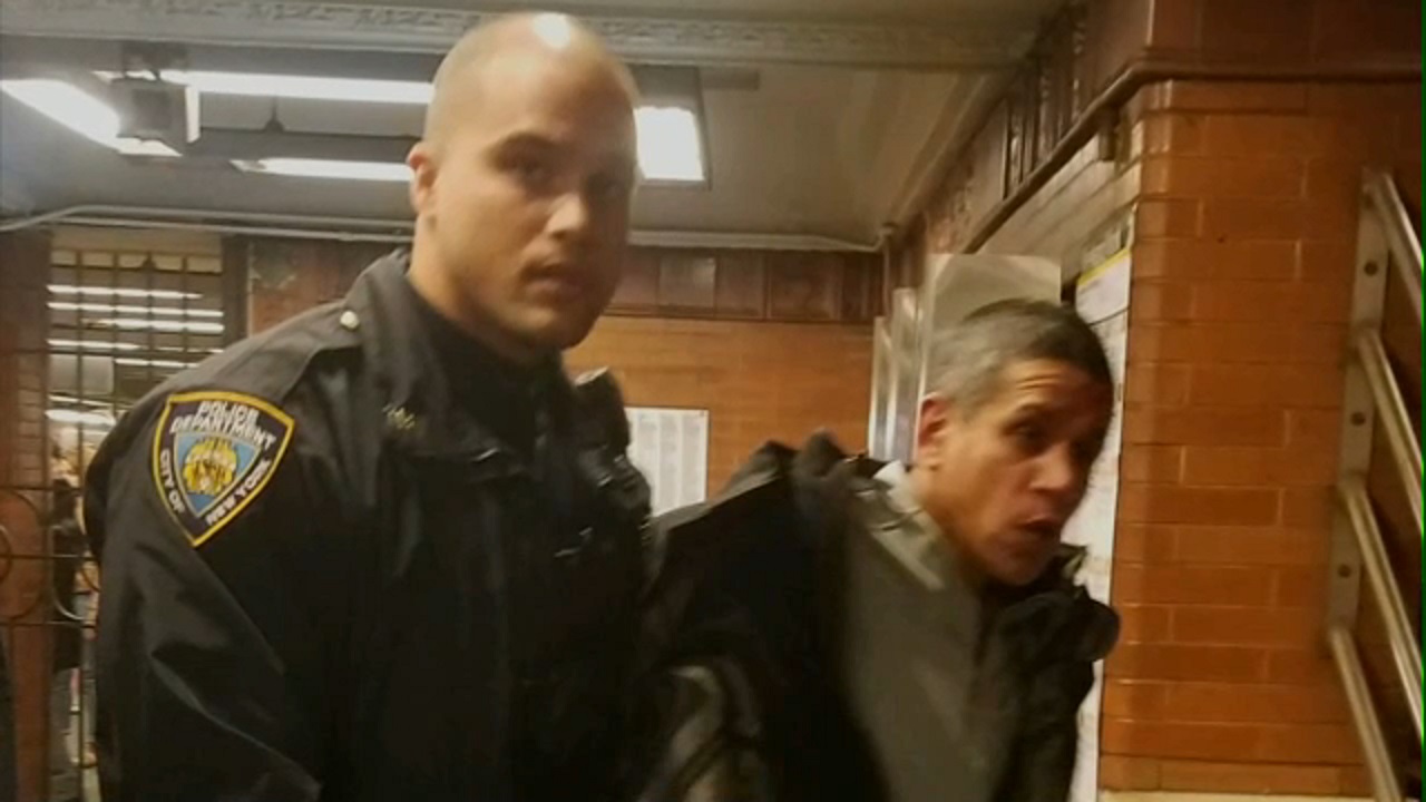 Good Samaritans confront man with hatchet on NYC subway