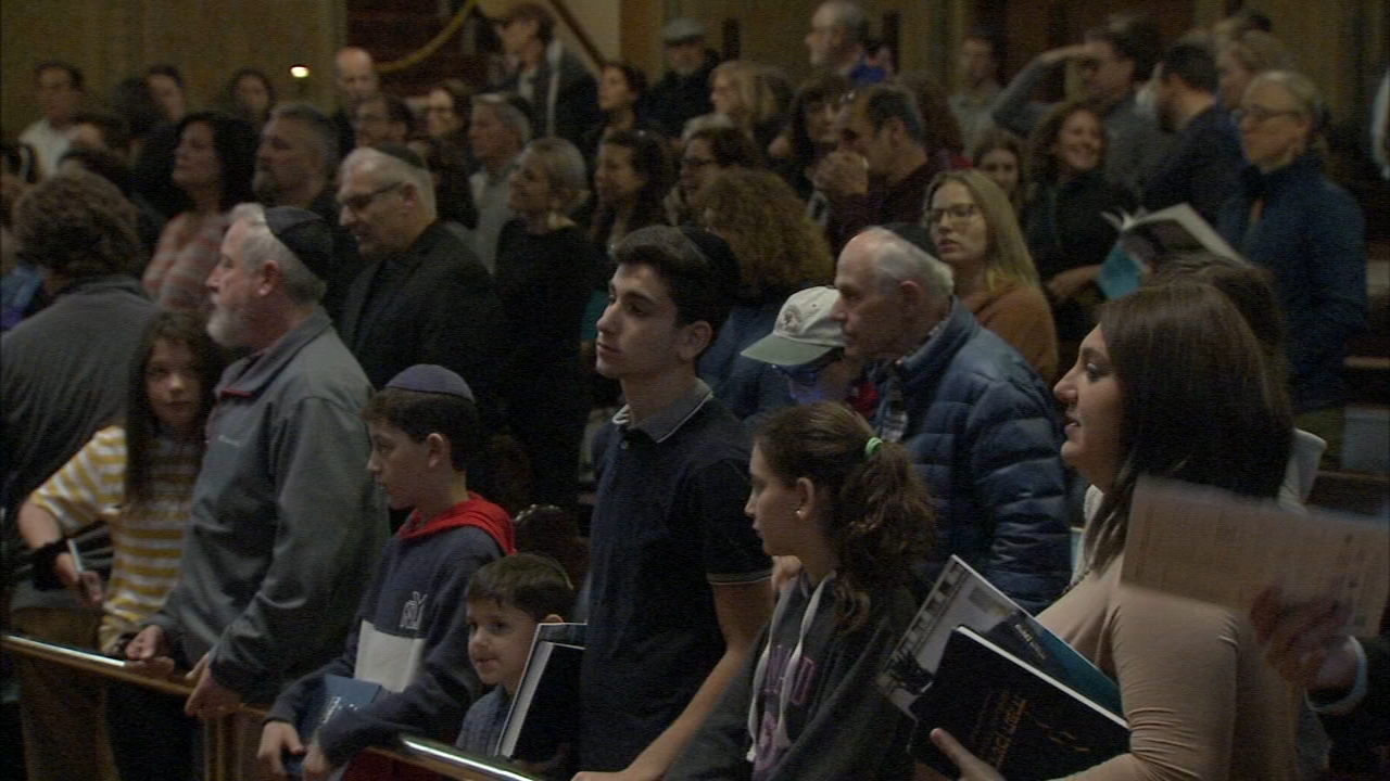 Hundreds gather in Spring Garden to remember Holocaust victims