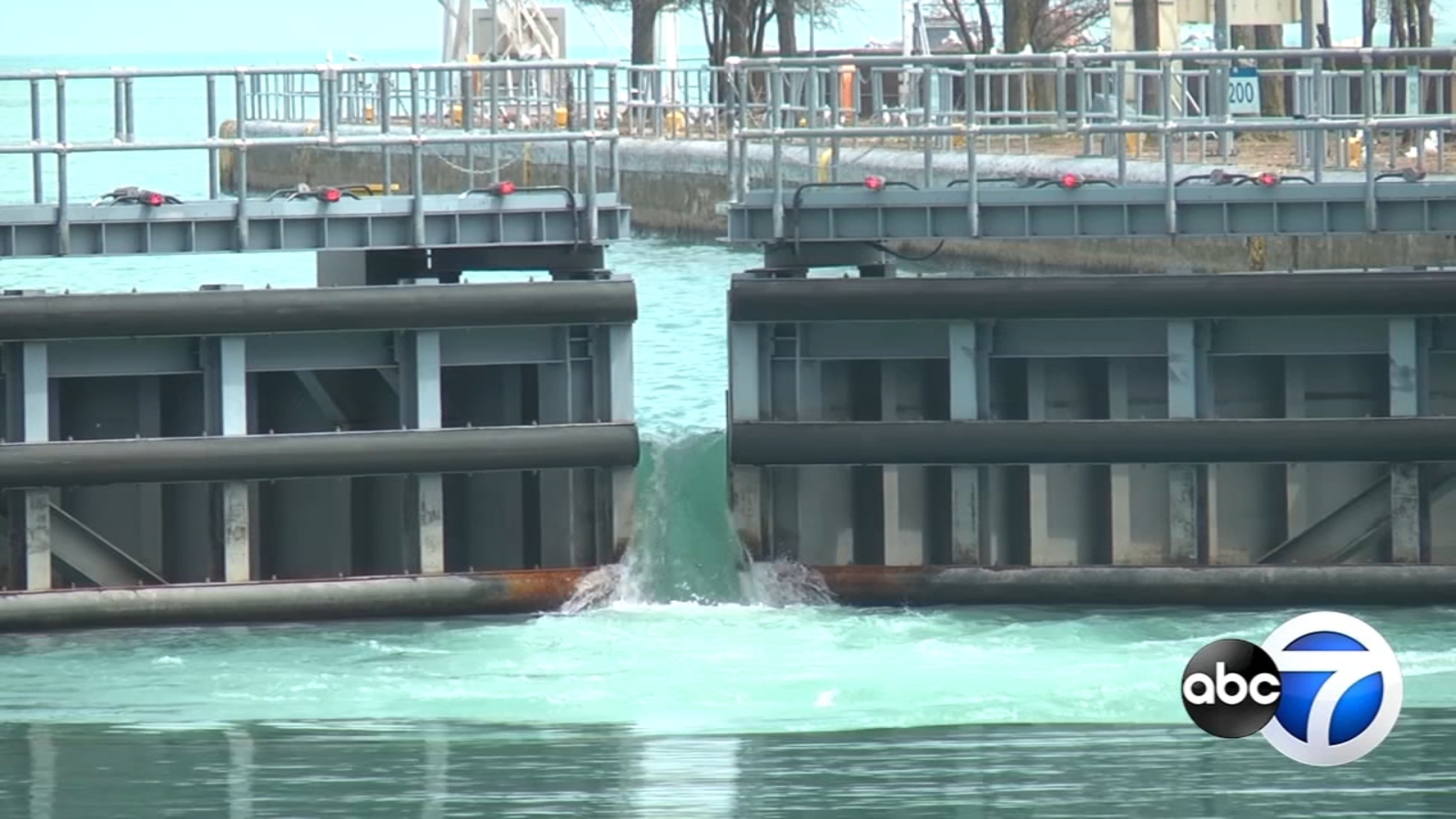CHICAGO UNCOVERED See how the Chicago Harbor Lock works