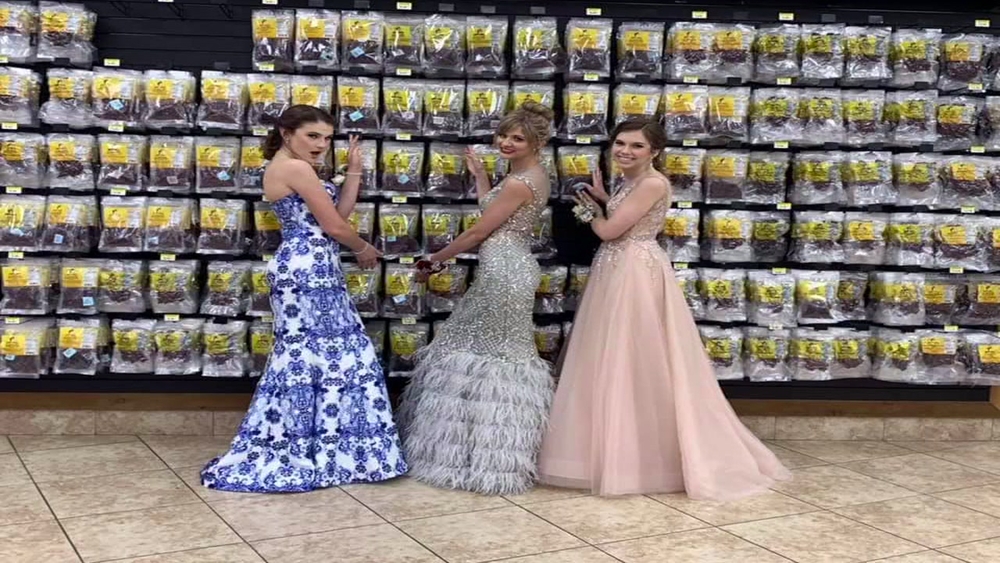 Katy teens take prom pictures at Buc-ee's