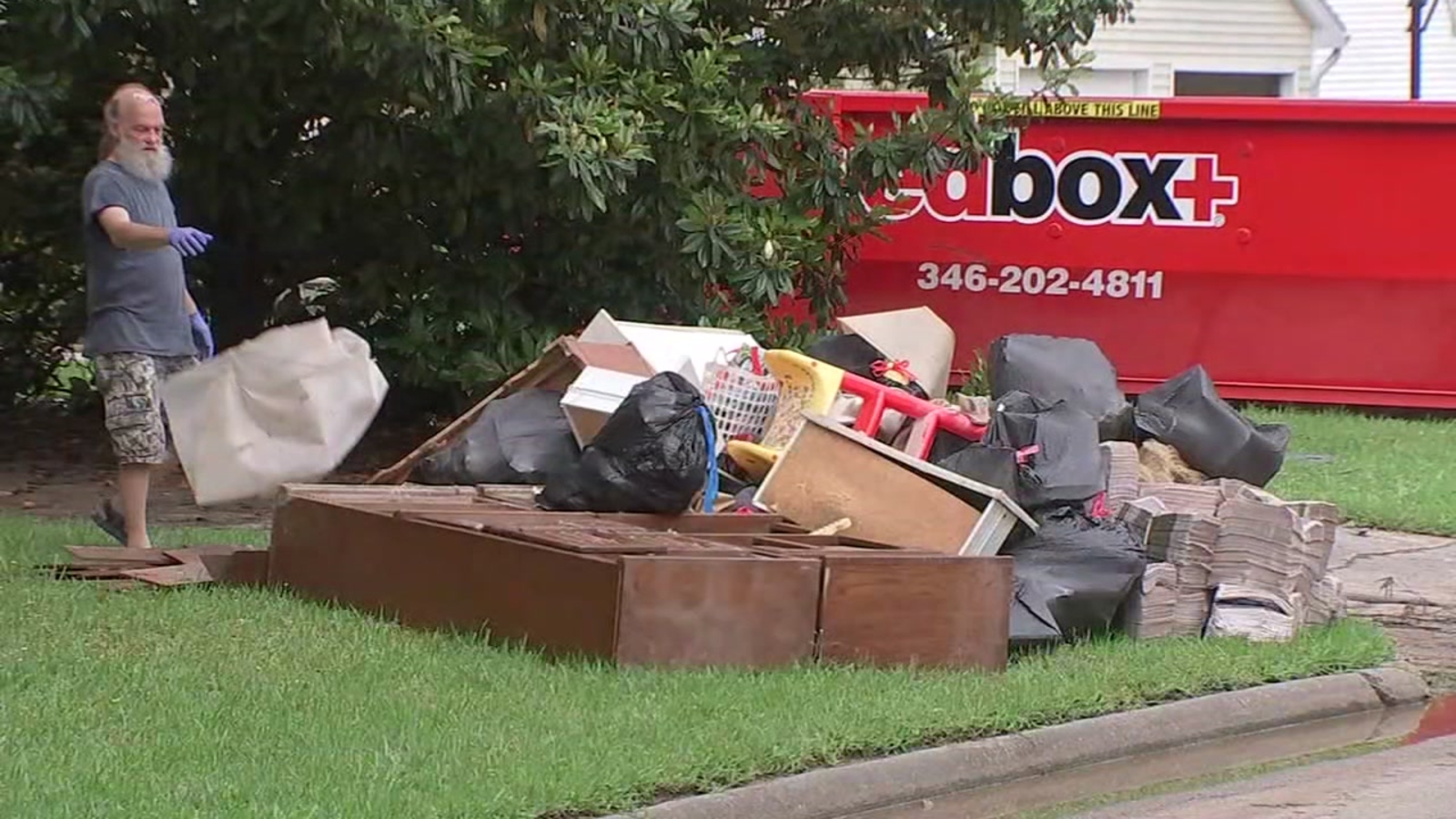 Kingwood residents continue to clear out homes from heavy rain ABC13