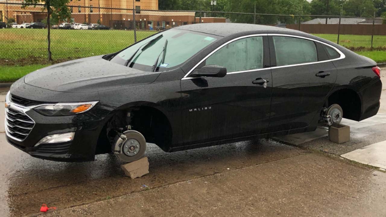 Thieves target cars abandoned in flood water
