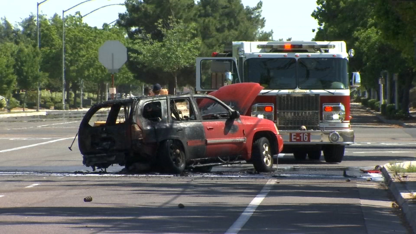 Car crashes, catches fire in northwest Fresno ABC30 Fresno