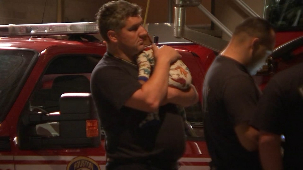 Woman leaves her 11-month-old son at fire station at SW Houston
