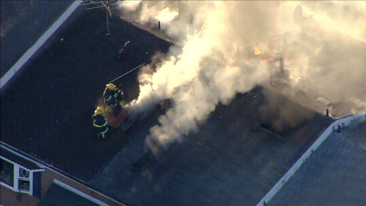 2 injured in Northeast Philadelphia rowhome fire