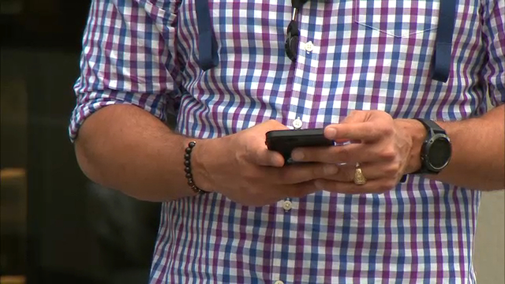 NY Senate introduces bill to ban texting while walking
