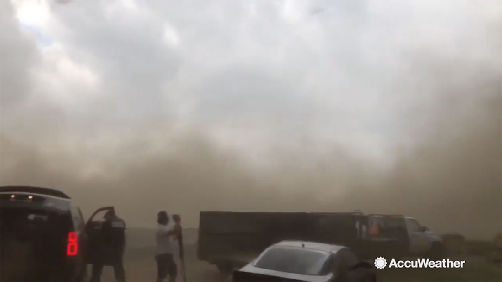 Storm chaser gets caught up in forming McCook, Nebraska, tornado