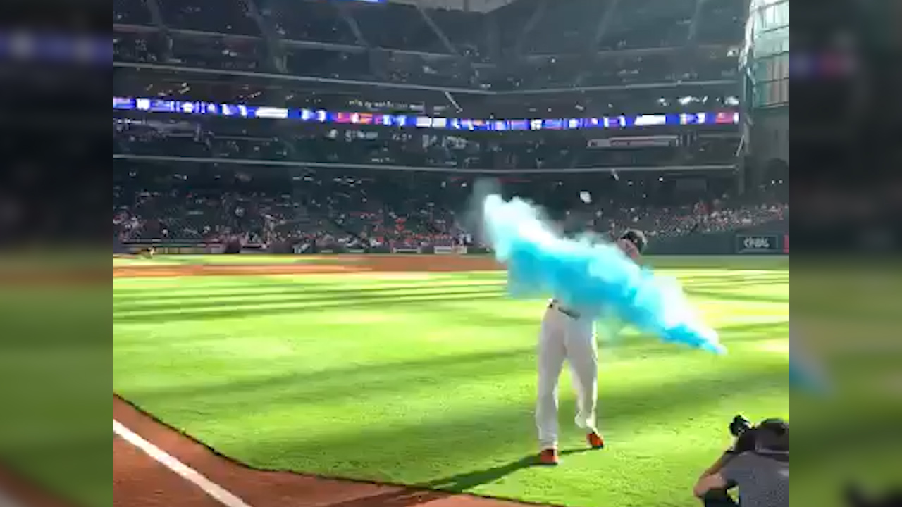 Josh Reddick assists couple's gender reveal at Astros game