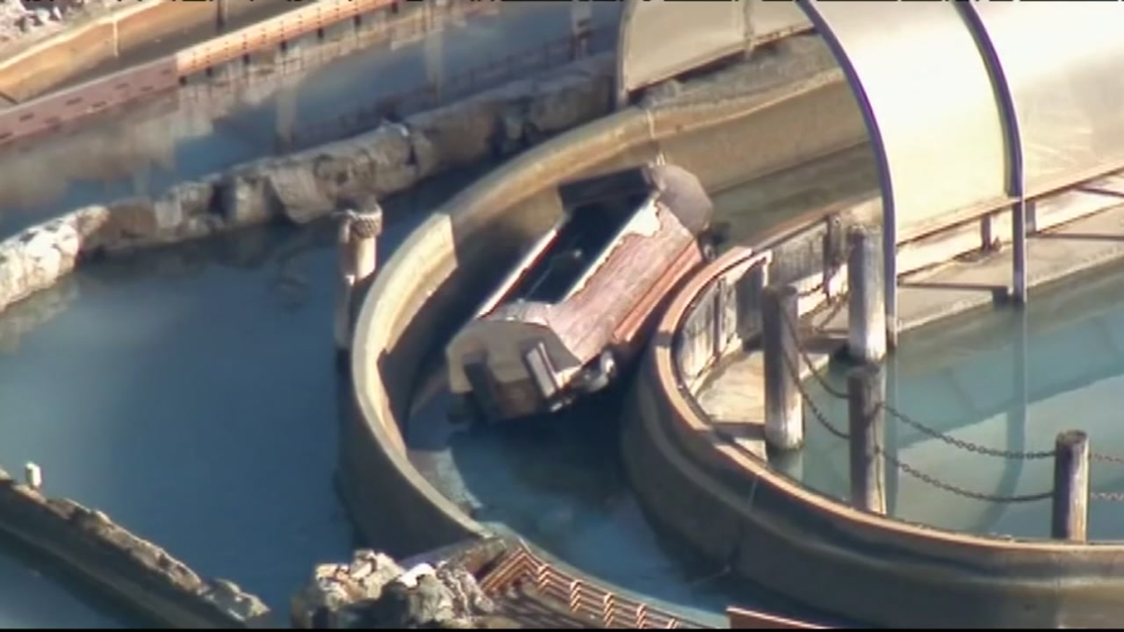 Log ride accident Log ride crashes, injures family of 3 at California