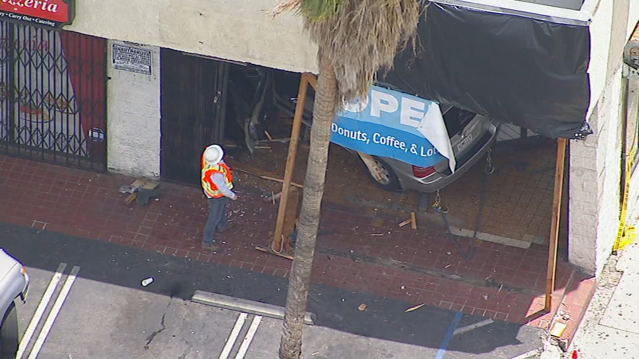 1 hospitalized after minivan crashes into Winnetka doughnut shop