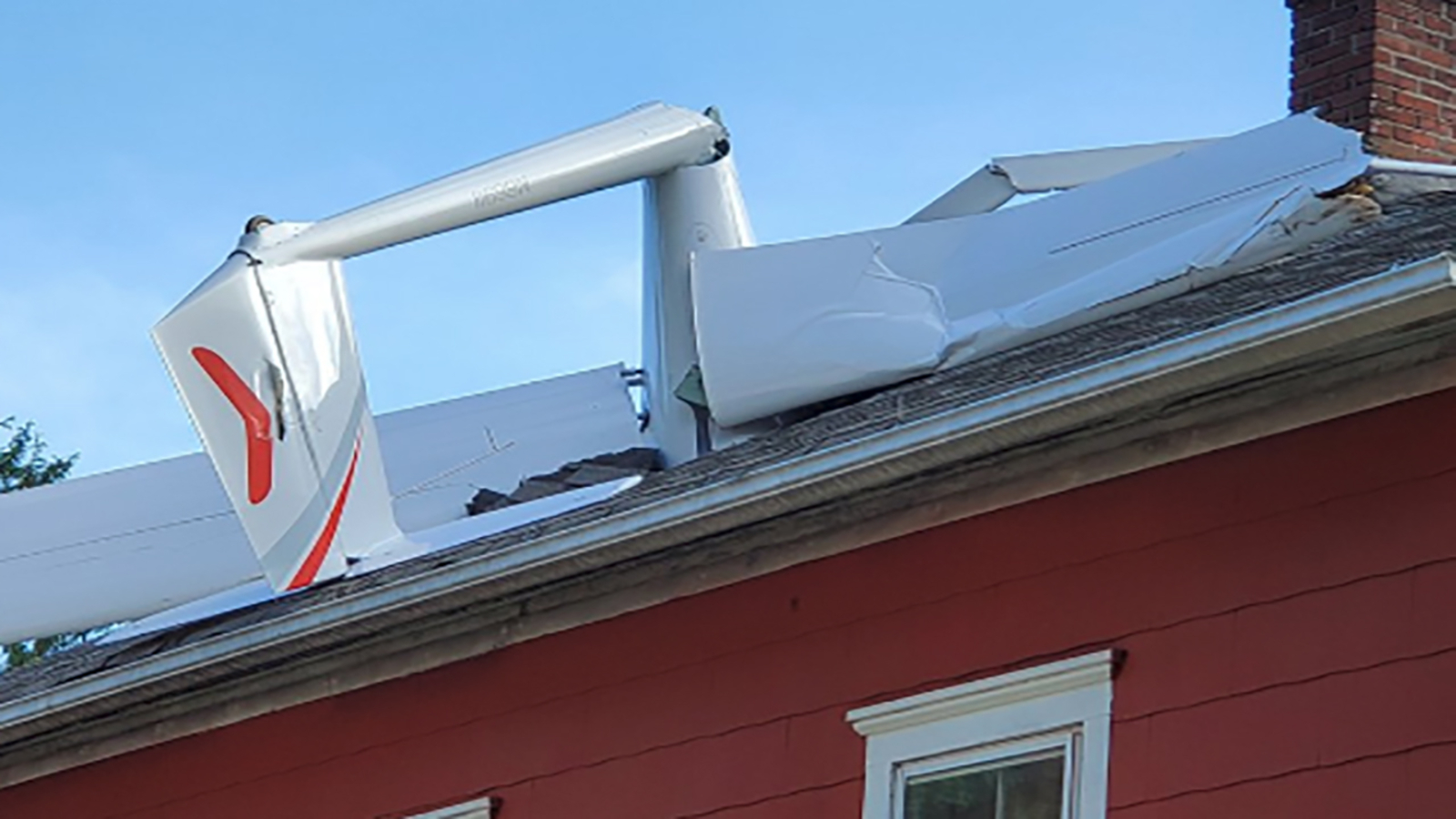 Glider crashes into roof of home in Danbury, Connecticut - ABC7 New York