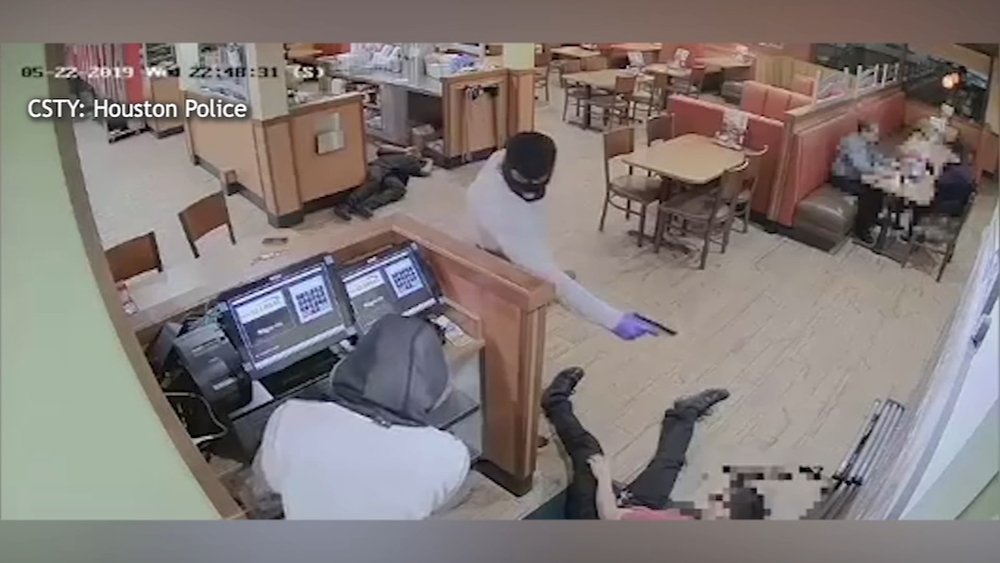HPD VIDEO: Armed suspects rob a Houston Denny's with hostage customers