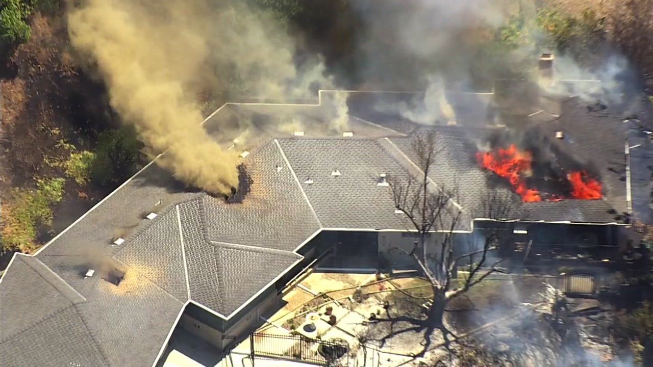 Brush fire burns San Jose home