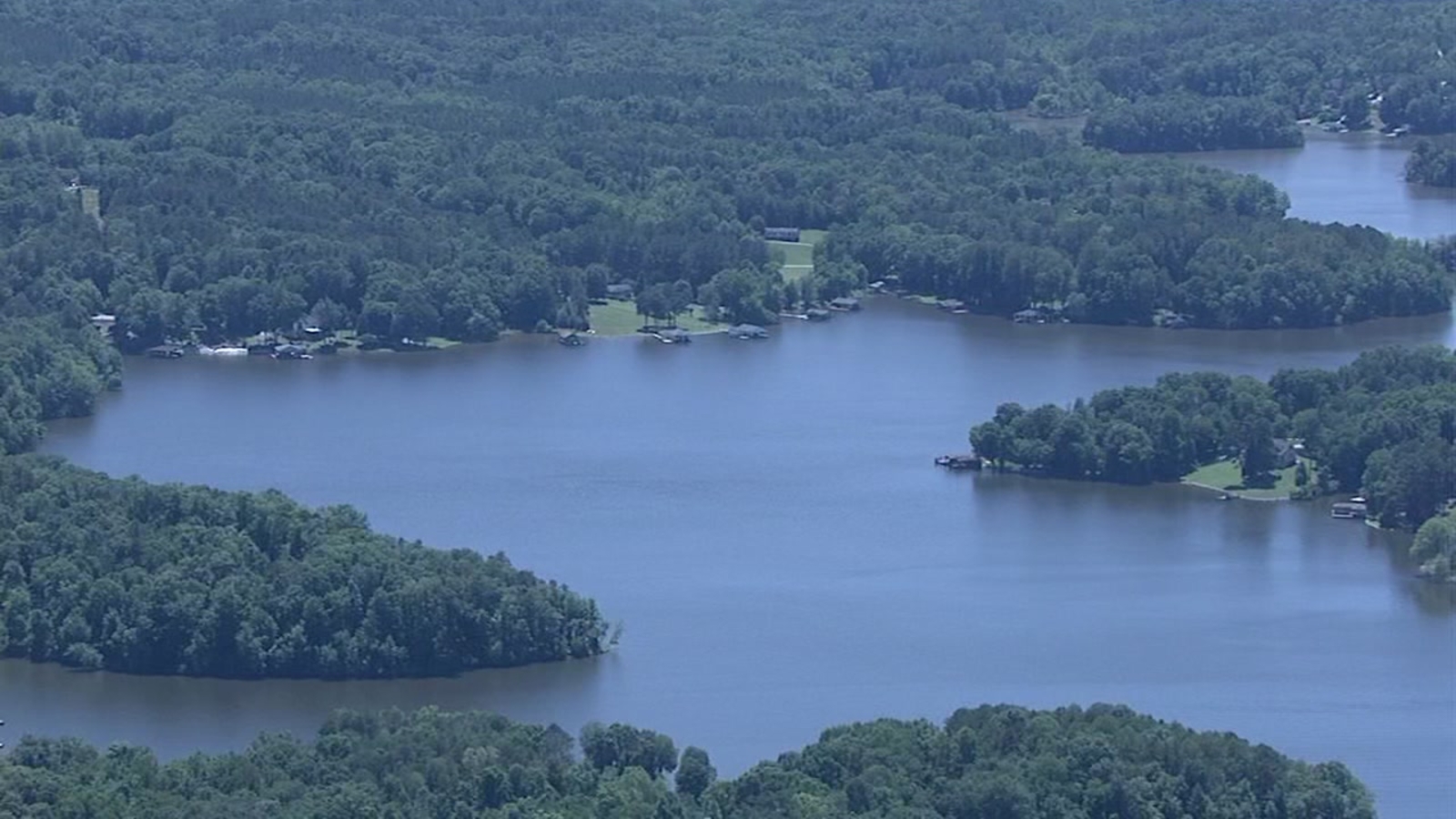 Man dies after falling off boat at Hyco Lake, officials say ABC11