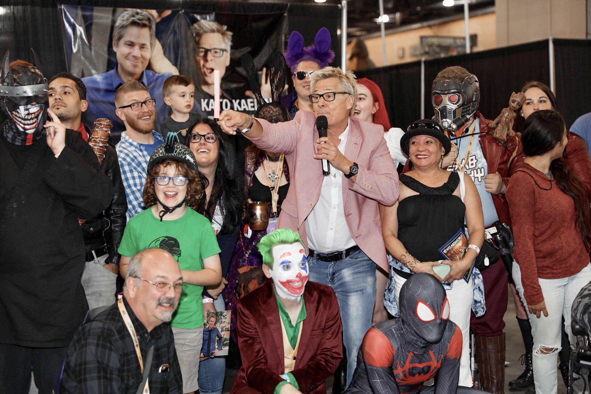 Kato Kaelin entertains a group of fans