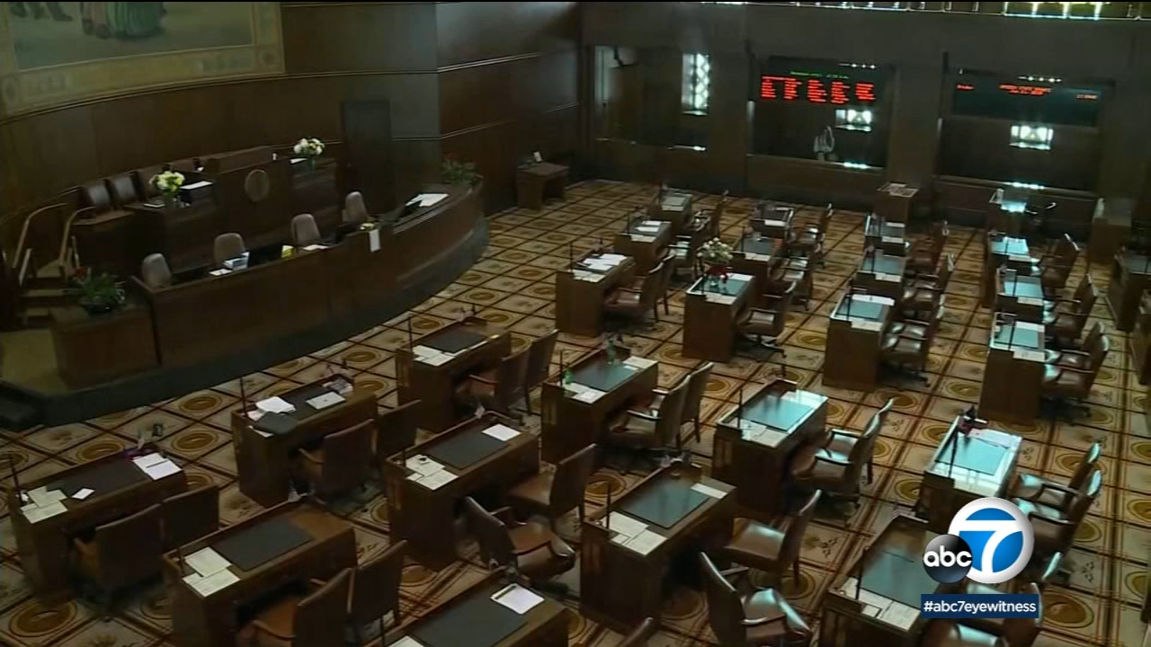 Militia threat shuts down Oregon Statehouse amid walkout