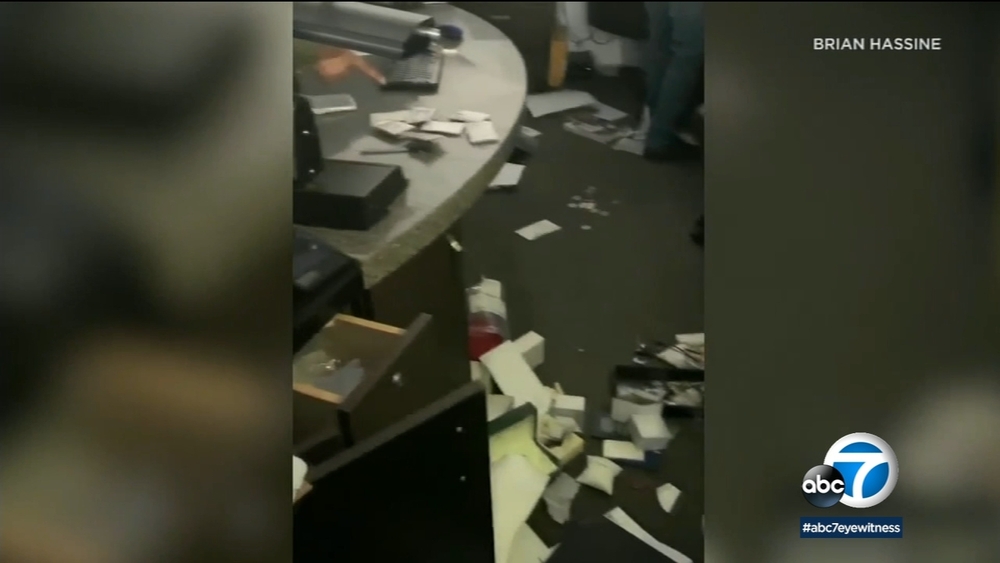 OC deputies waiting inside as burglars hit jewelry store
