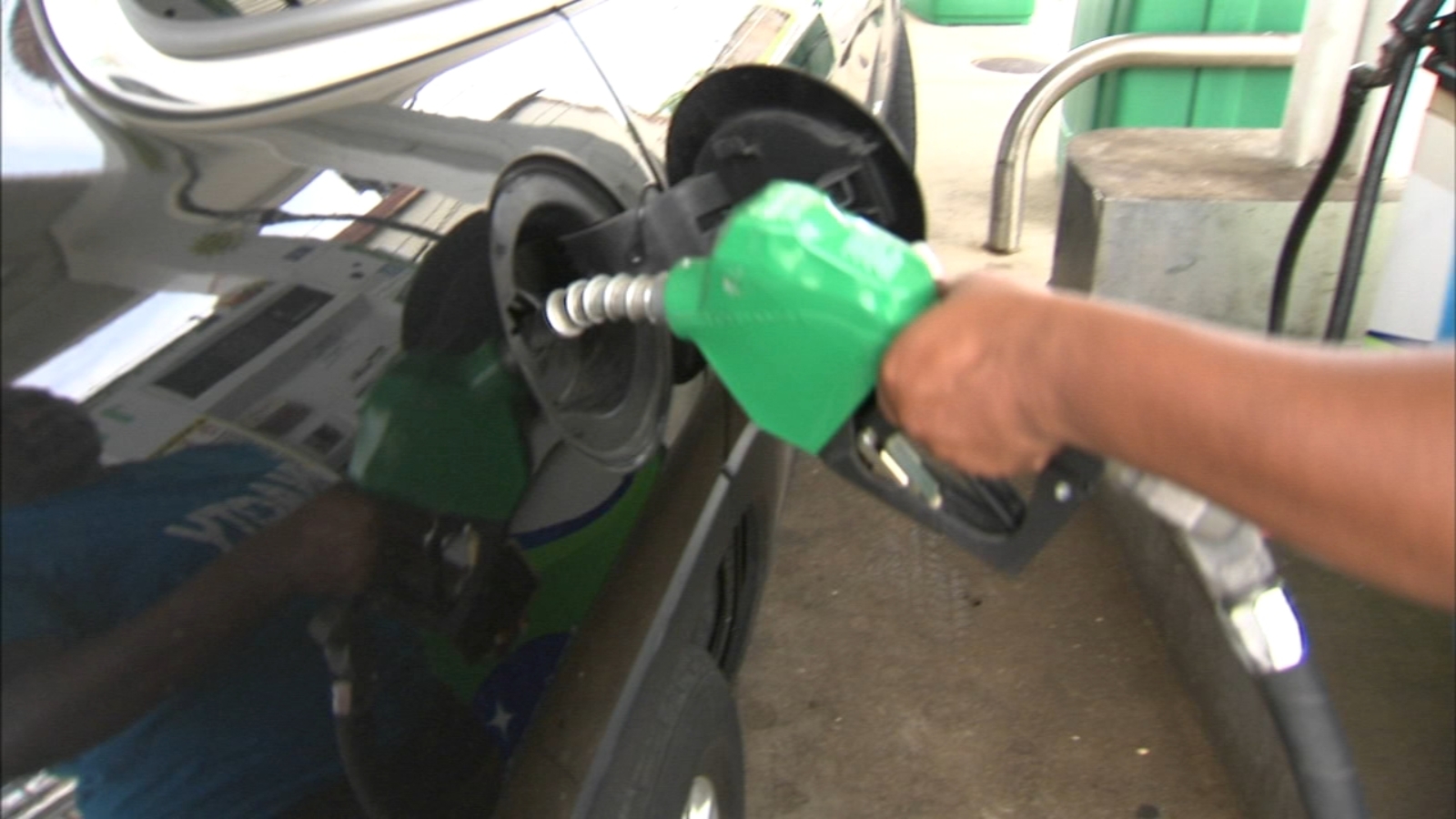 Illinois gas tax to double Monday as Governor JB Pritzker signs  infrastructure spending bill into law - ABC7 Chicago