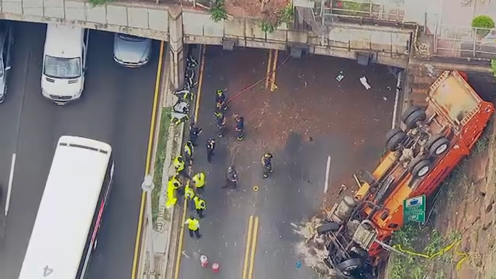 Multiple Injuries Reported When Trash Truck Overturns On Outbound Side Of Lincoln Tunnel 6abc Philadelphia