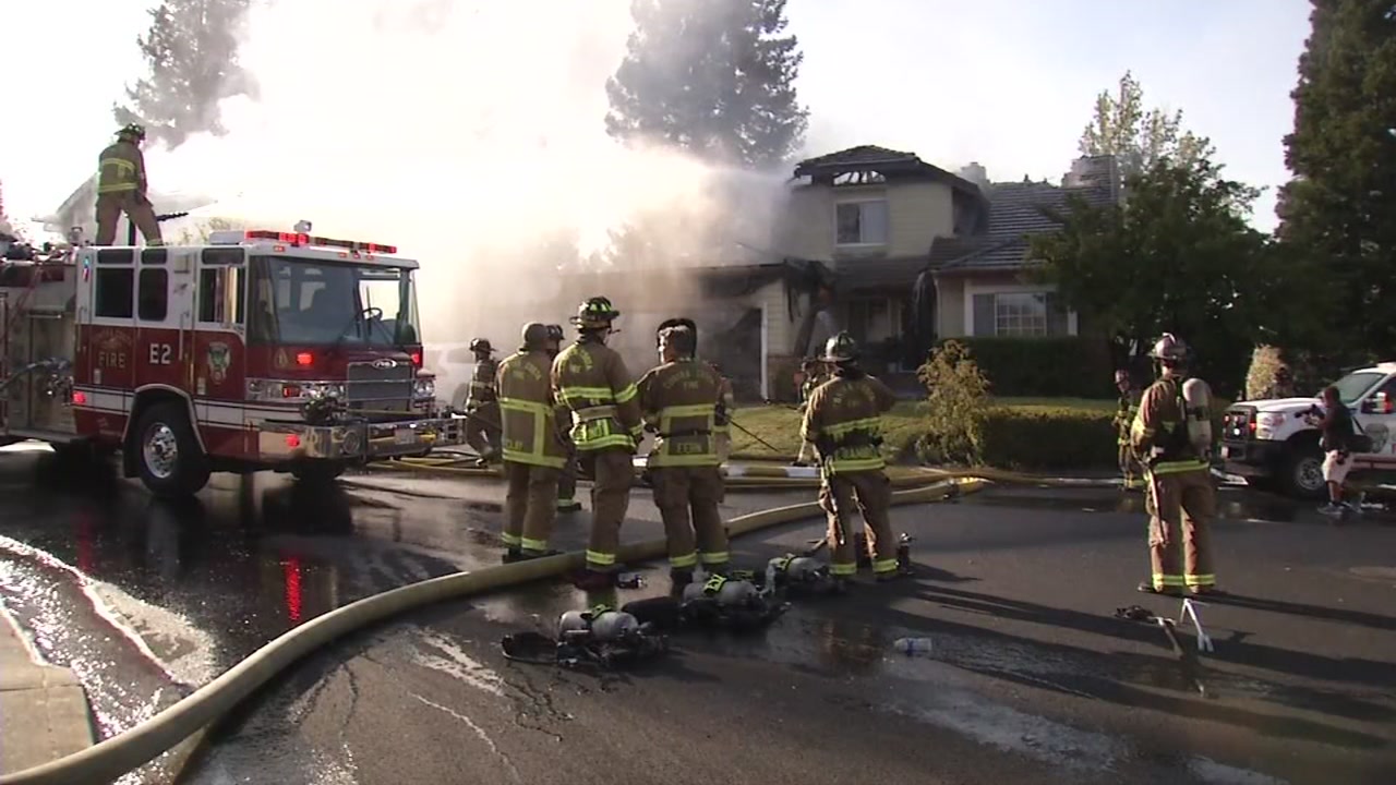 3-alarm fire destroys 2 homes, injures firefighter in Pleasant Hill