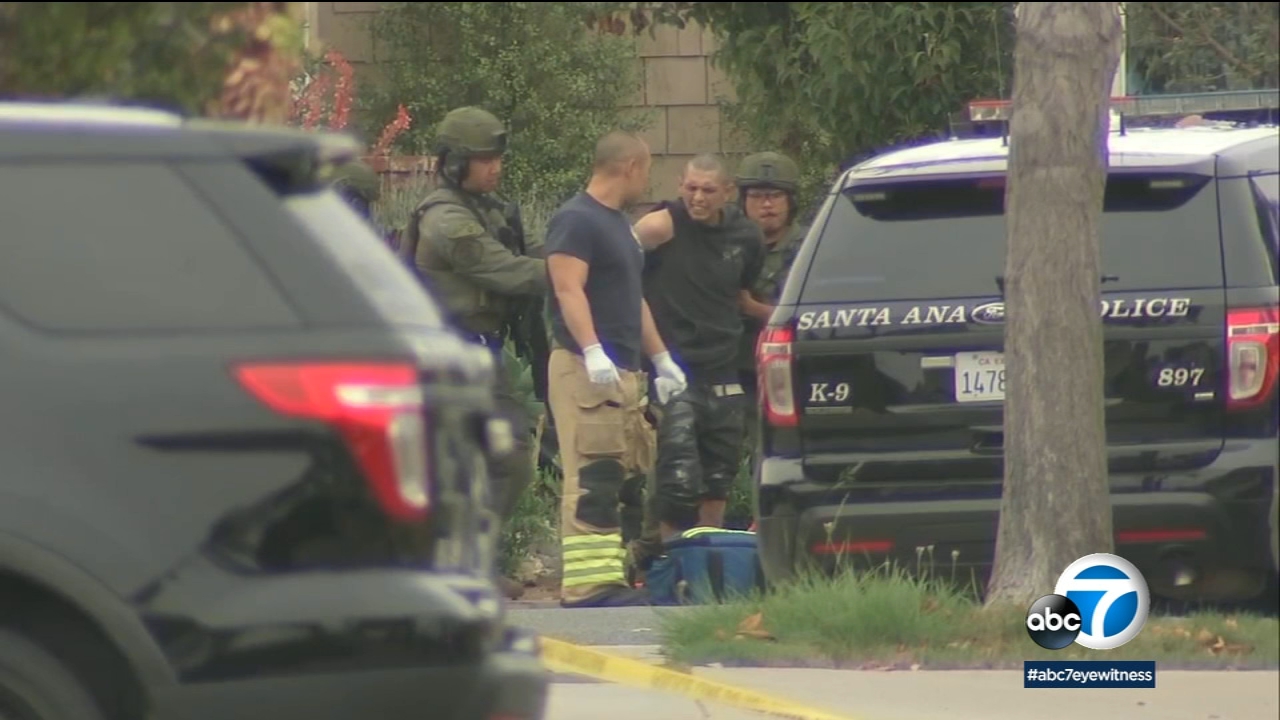 Santa Ana Standoff Suspect In Custody After Allegedly Pistol Whipping Pizza Hut Delivery Driver In Attempted Robbery Carjacking Abc7 Los Angeles