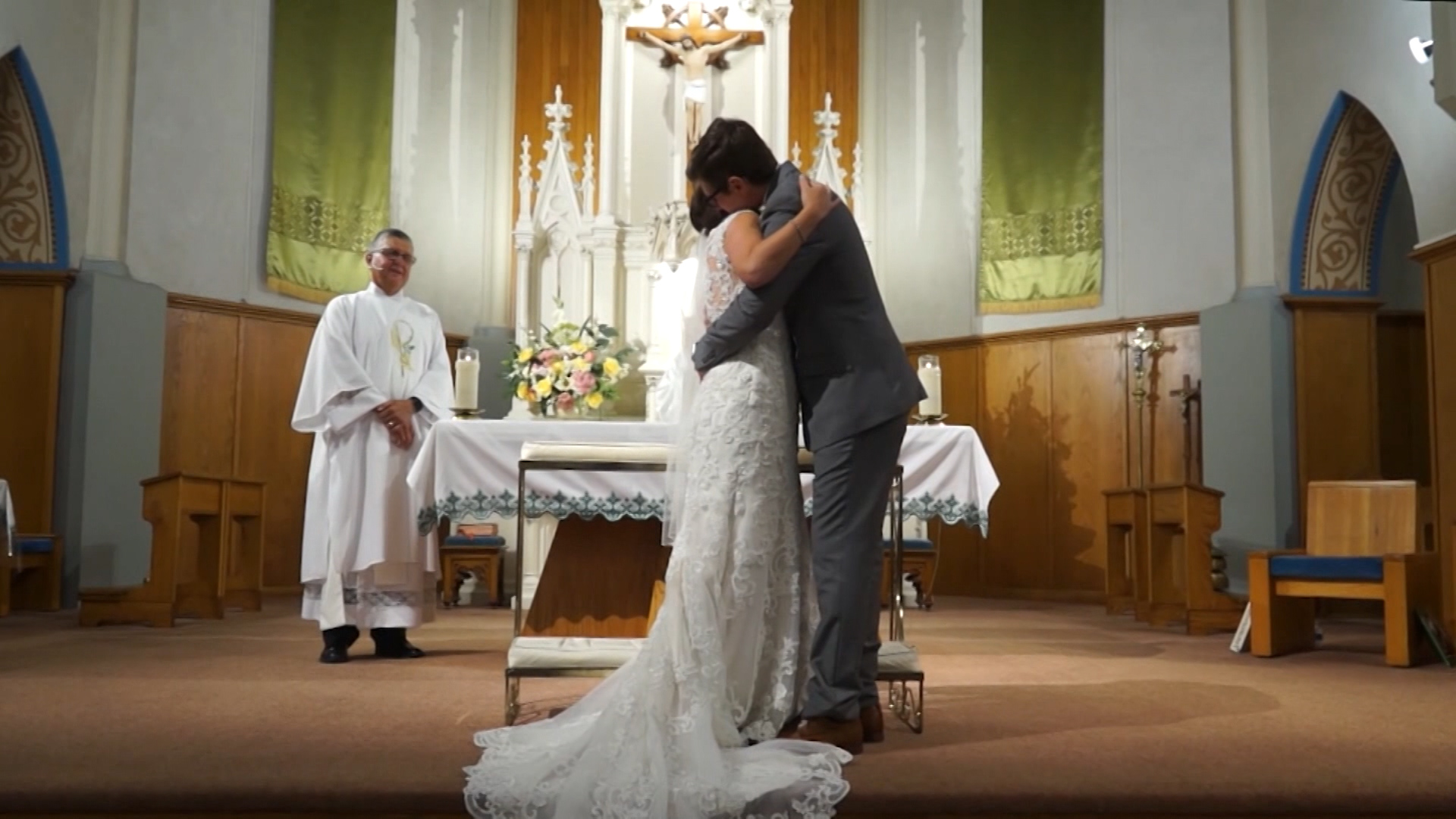 Couple ties the knot as Barry approaches Gulf Coast