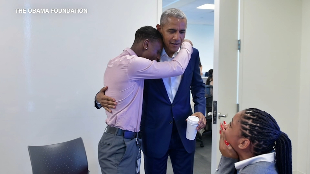 Obama surprises students in Chicago