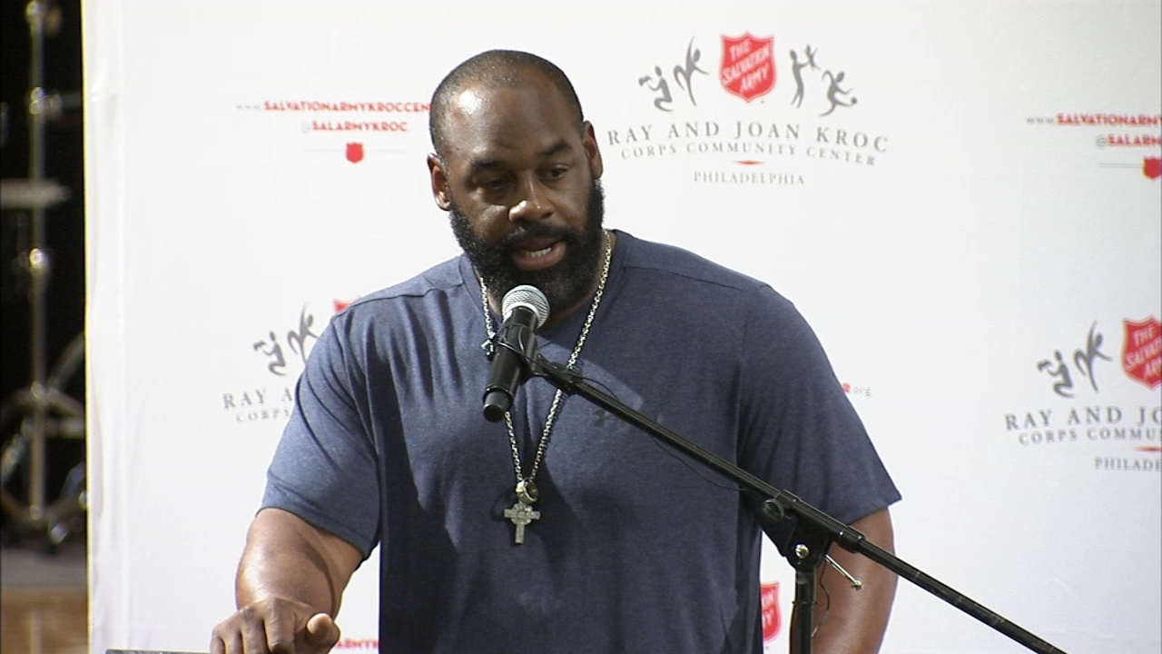 Donovan McNabb inspires kids