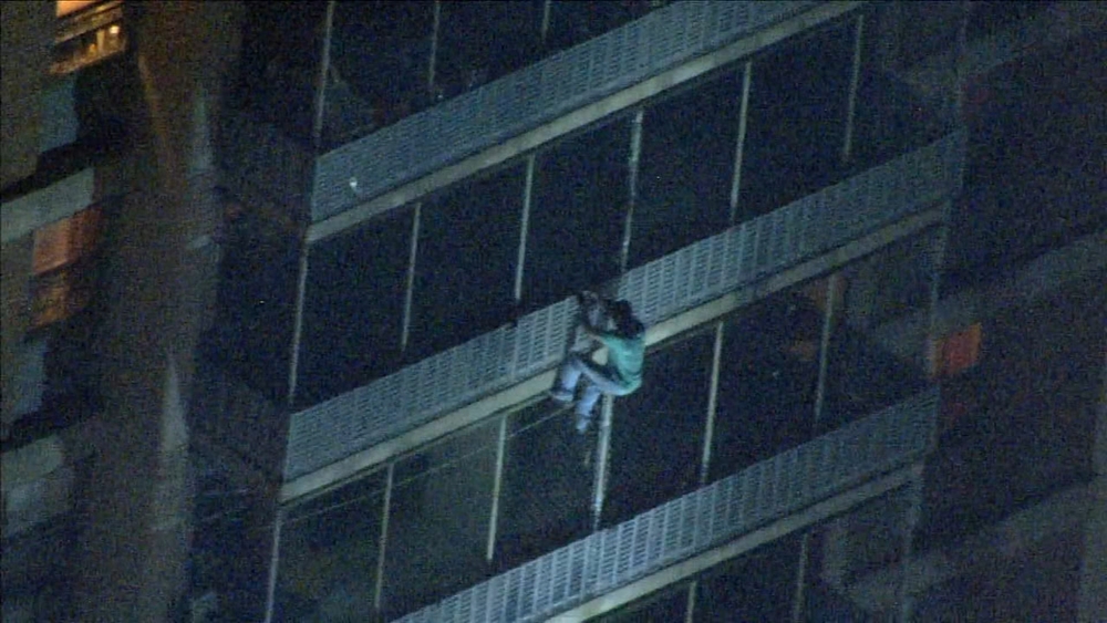 Man scales down West Philly building during fire