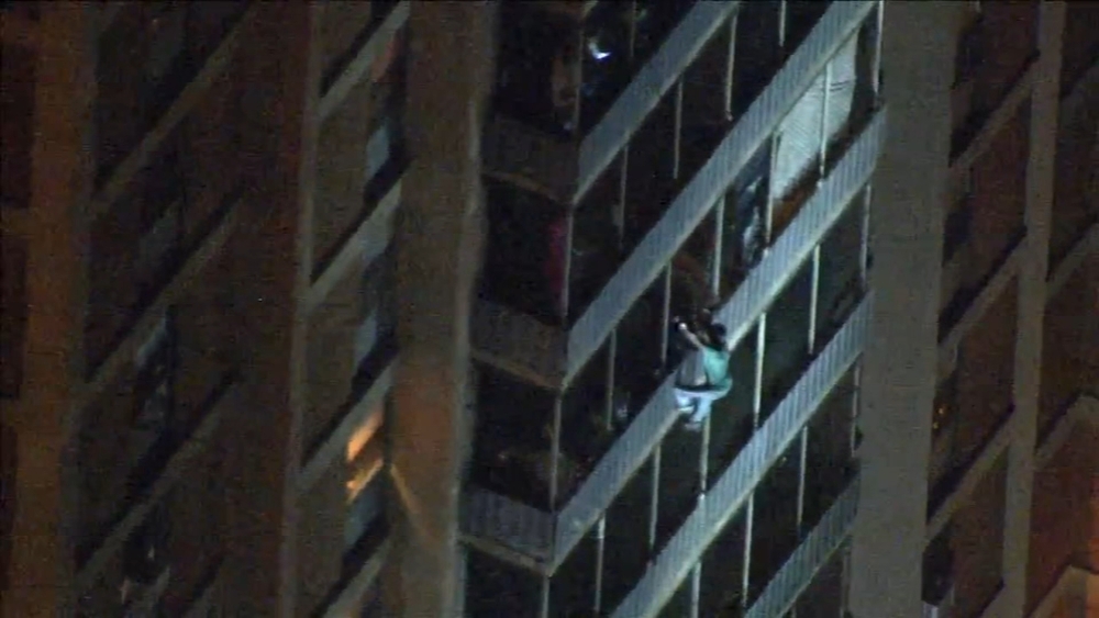 Man climbs down 19-story high-rise to escape fire