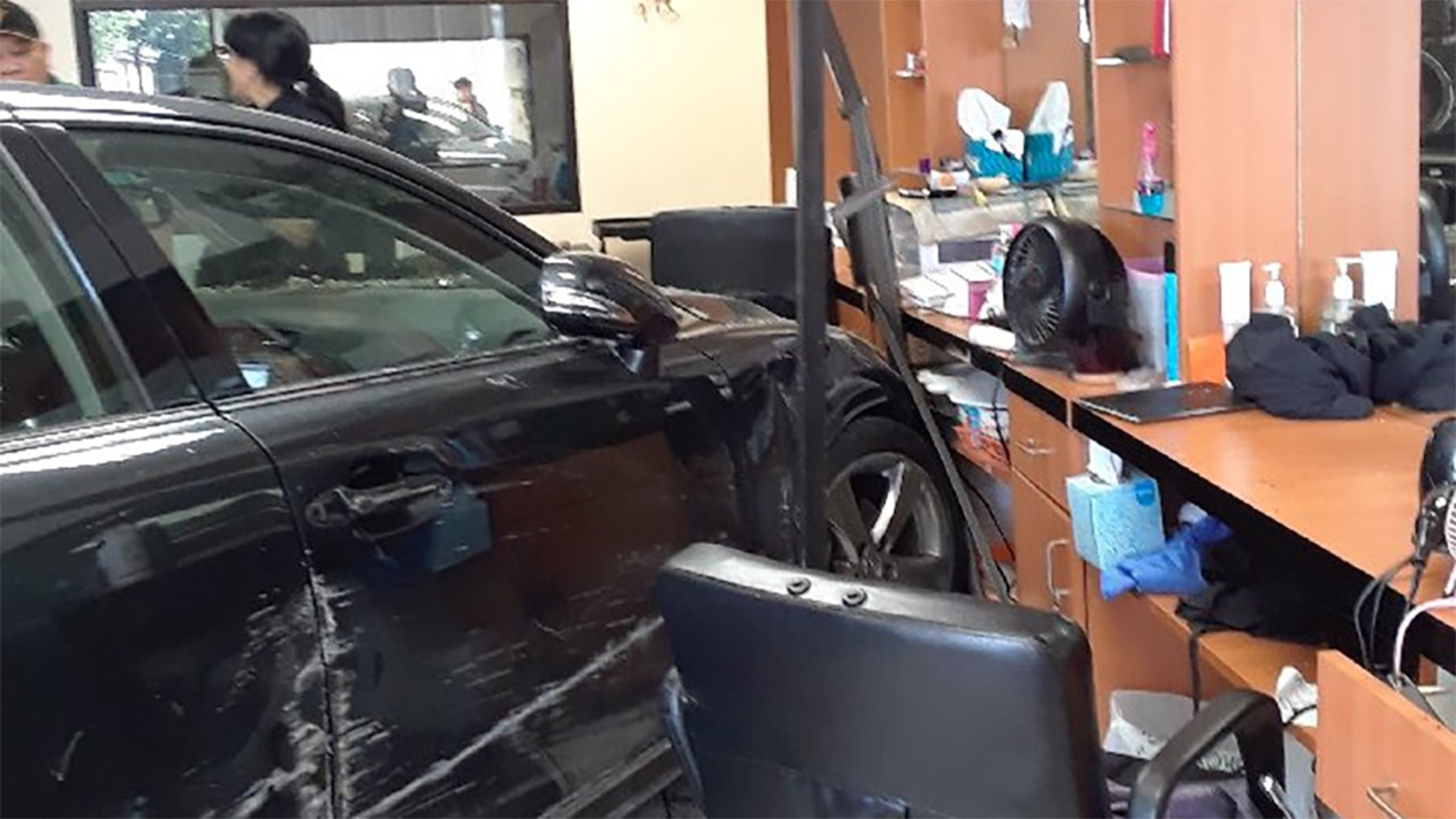 Car slams into beauty salon in Clear Lake, injuring 1 ABC13 Houston