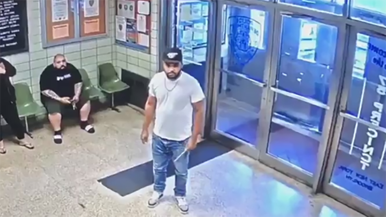 NYPD officers describe tense encounter with man who entered precinct with knife