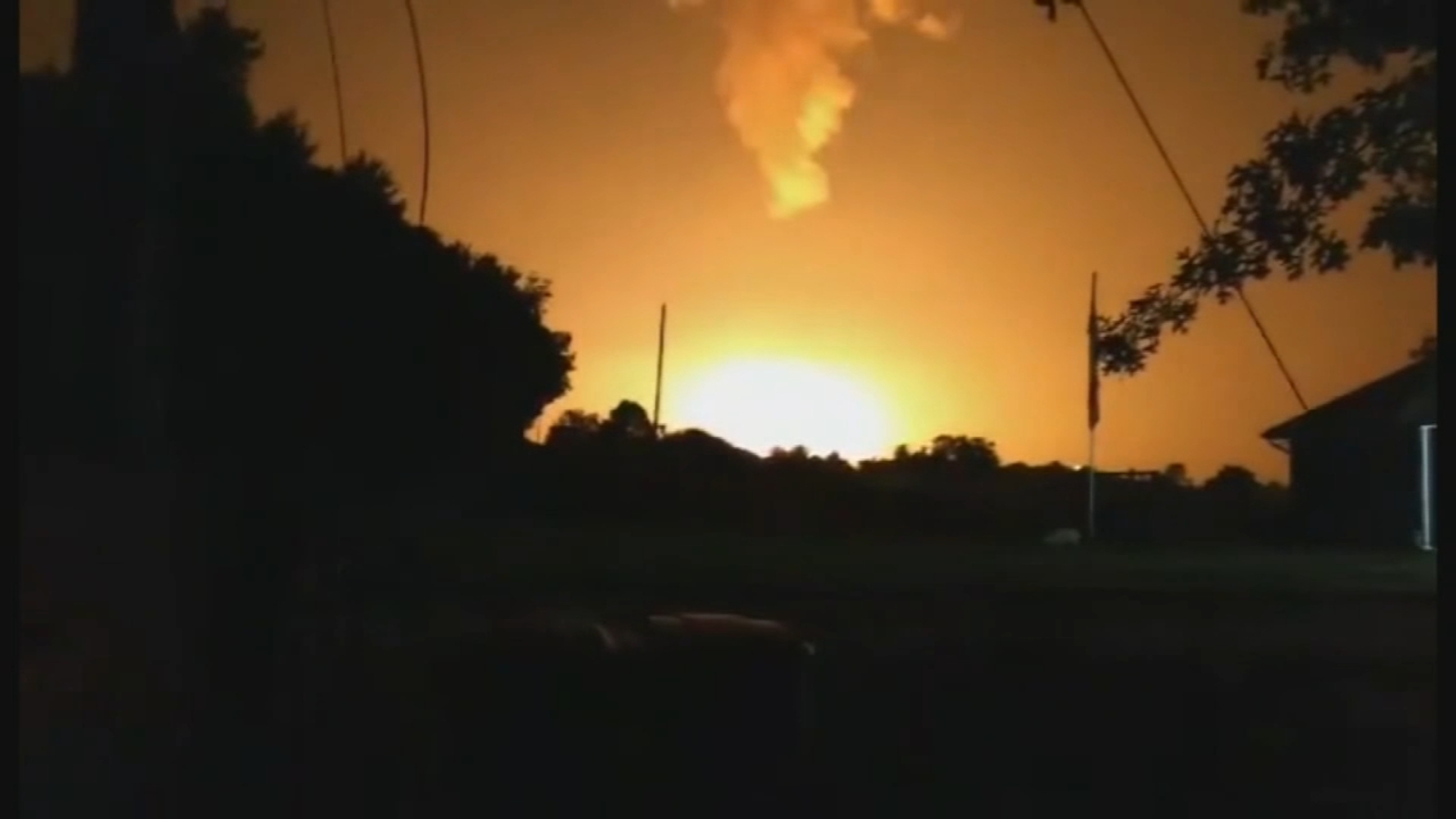 1 dead after gas explosion in central Kentucky, flames light up sky