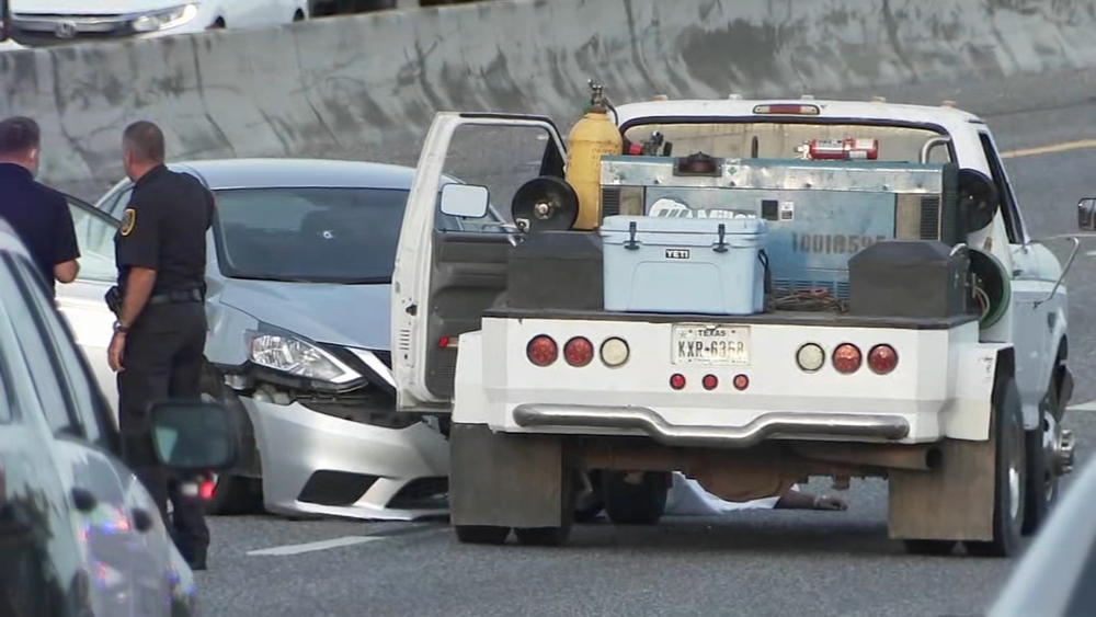 Man armed with AR-15 kills 2 in rush hour traffic: police