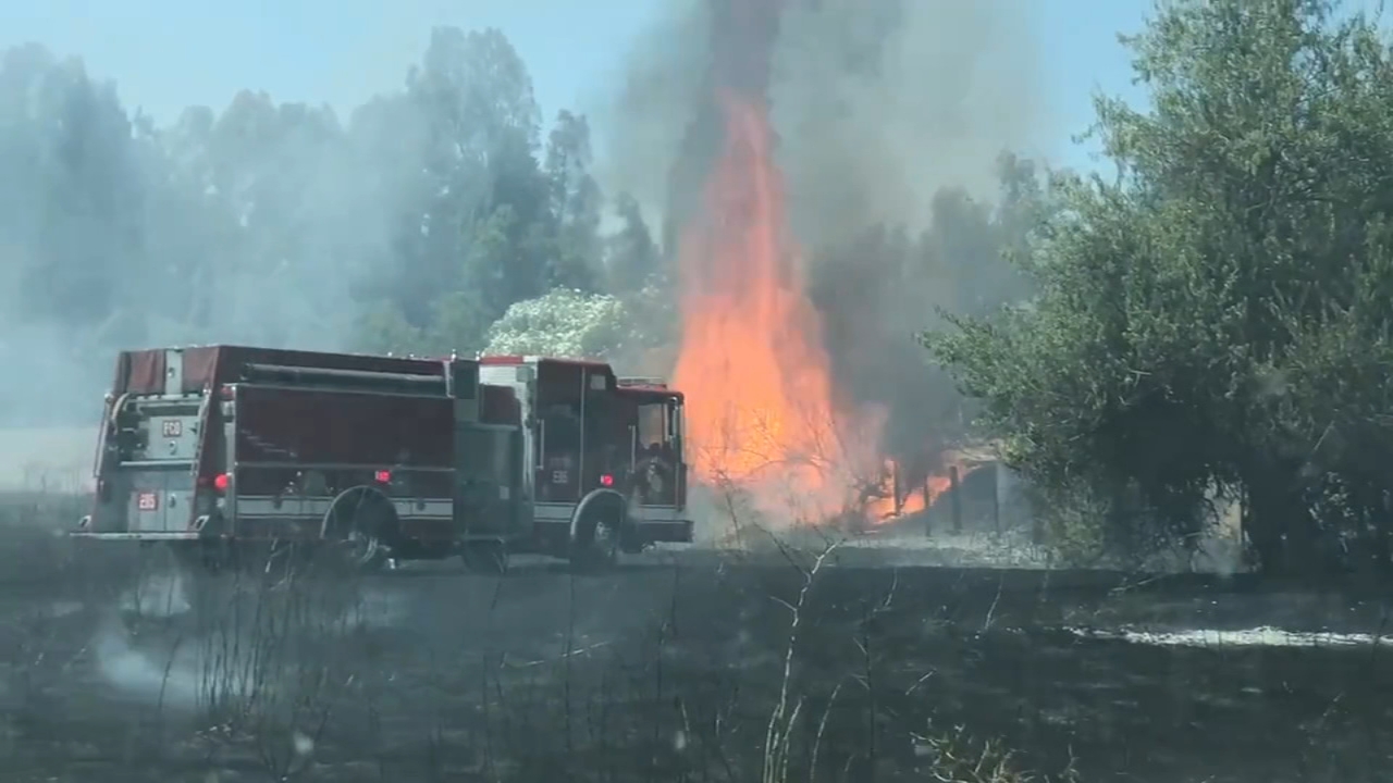 Fire crews battle 10 acre grass fire in Fresno County