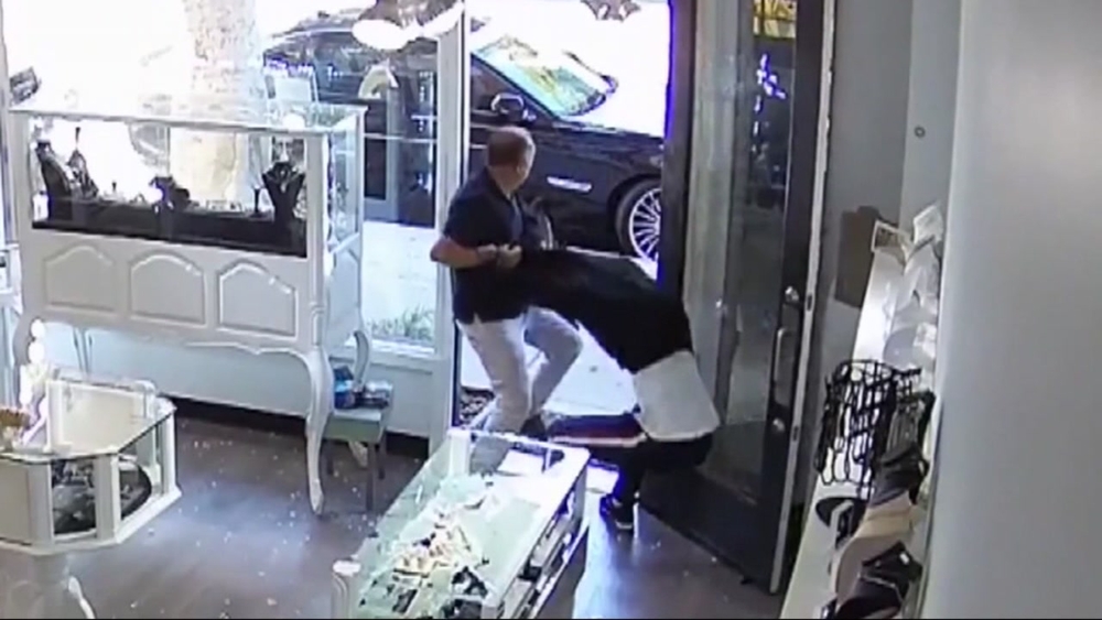 Jewelry store manager fights off would-be robbers armed with sledgehammers