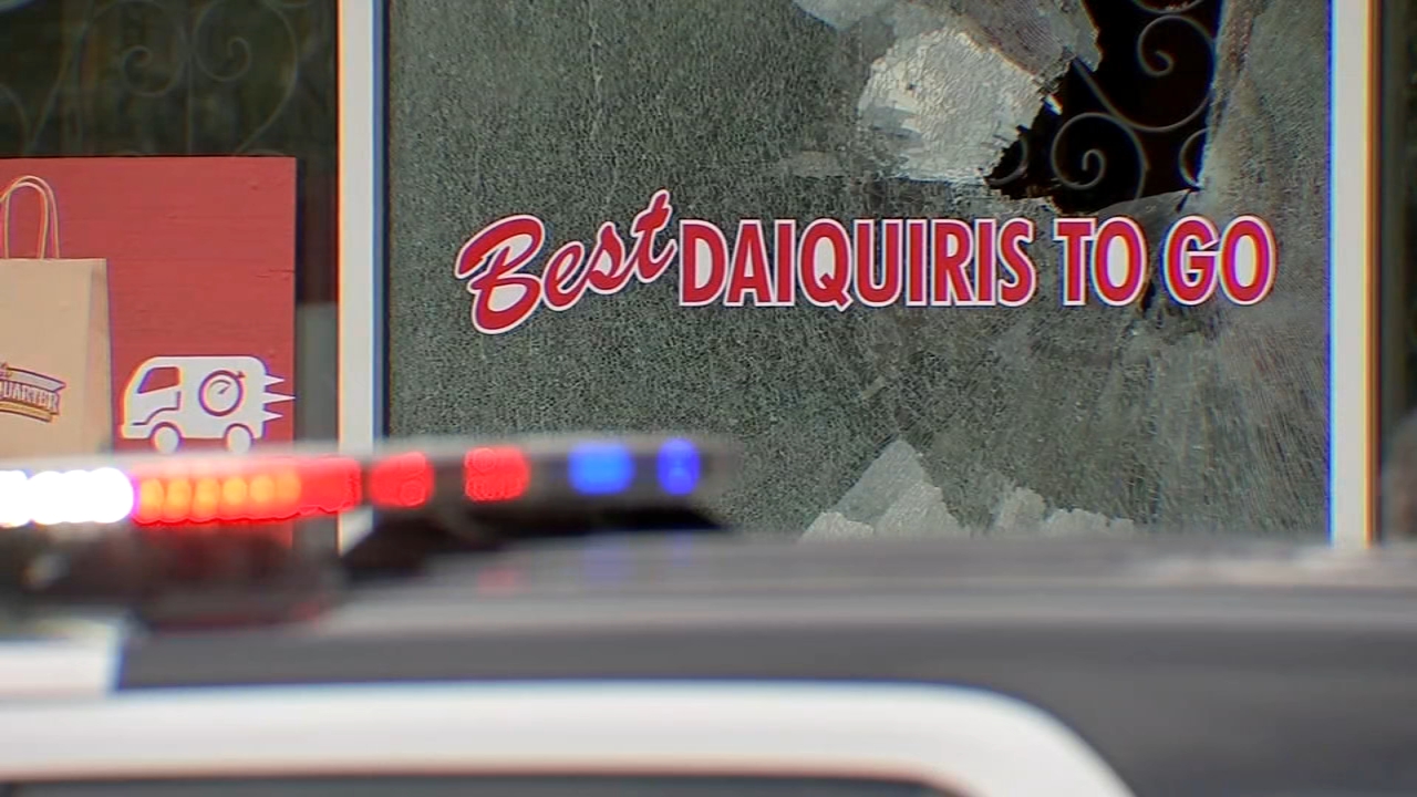 Suspect shoots at customer after stealing tip jar, police say