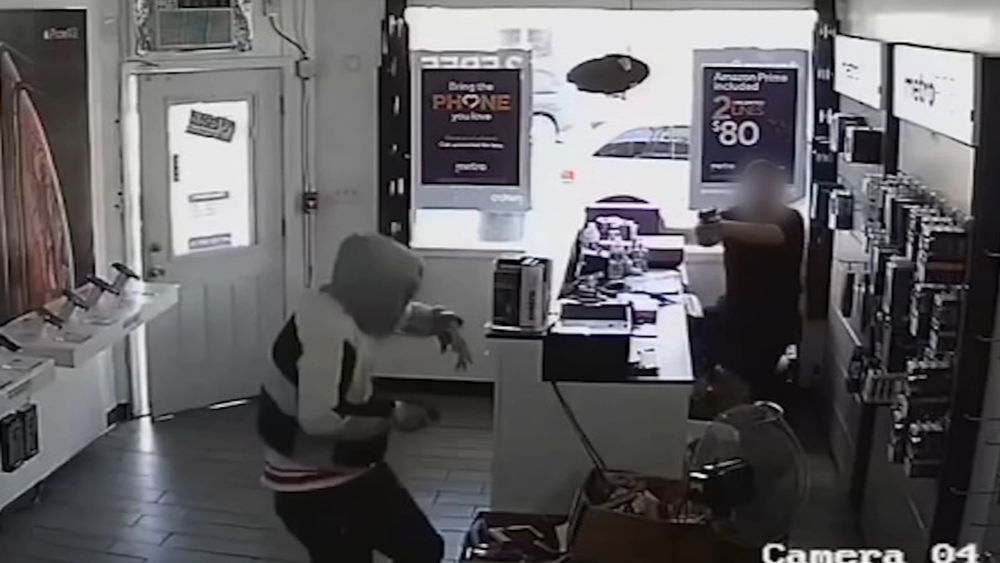 No charges against Philadelphia MetroPCS employee who killed robbery  suspect - 6abc Philadelphia