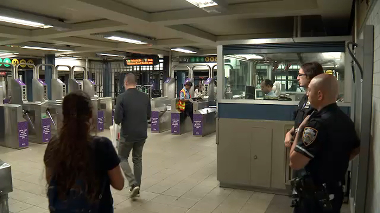 Search on for man, woman after stabbing on 4 subway train in Midtown ...