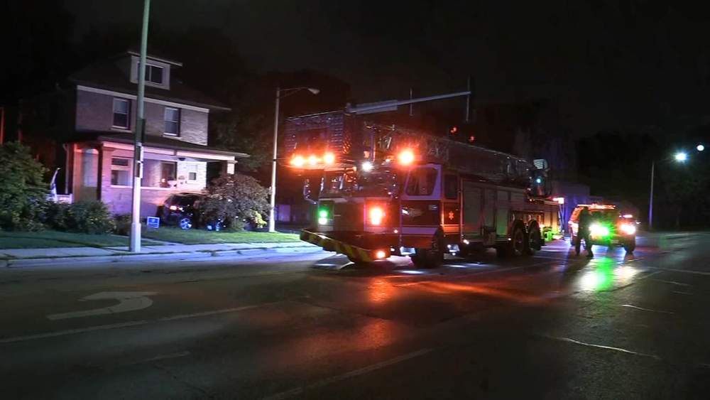 Driver injured after SUV crashes into Oak Park fire truck