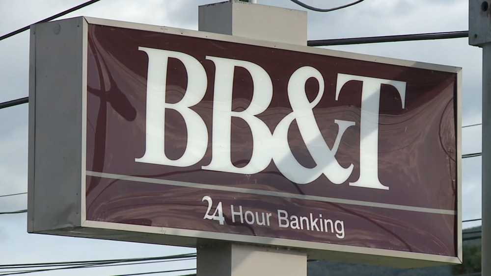 Couple accused of spending spree after $120K bank error