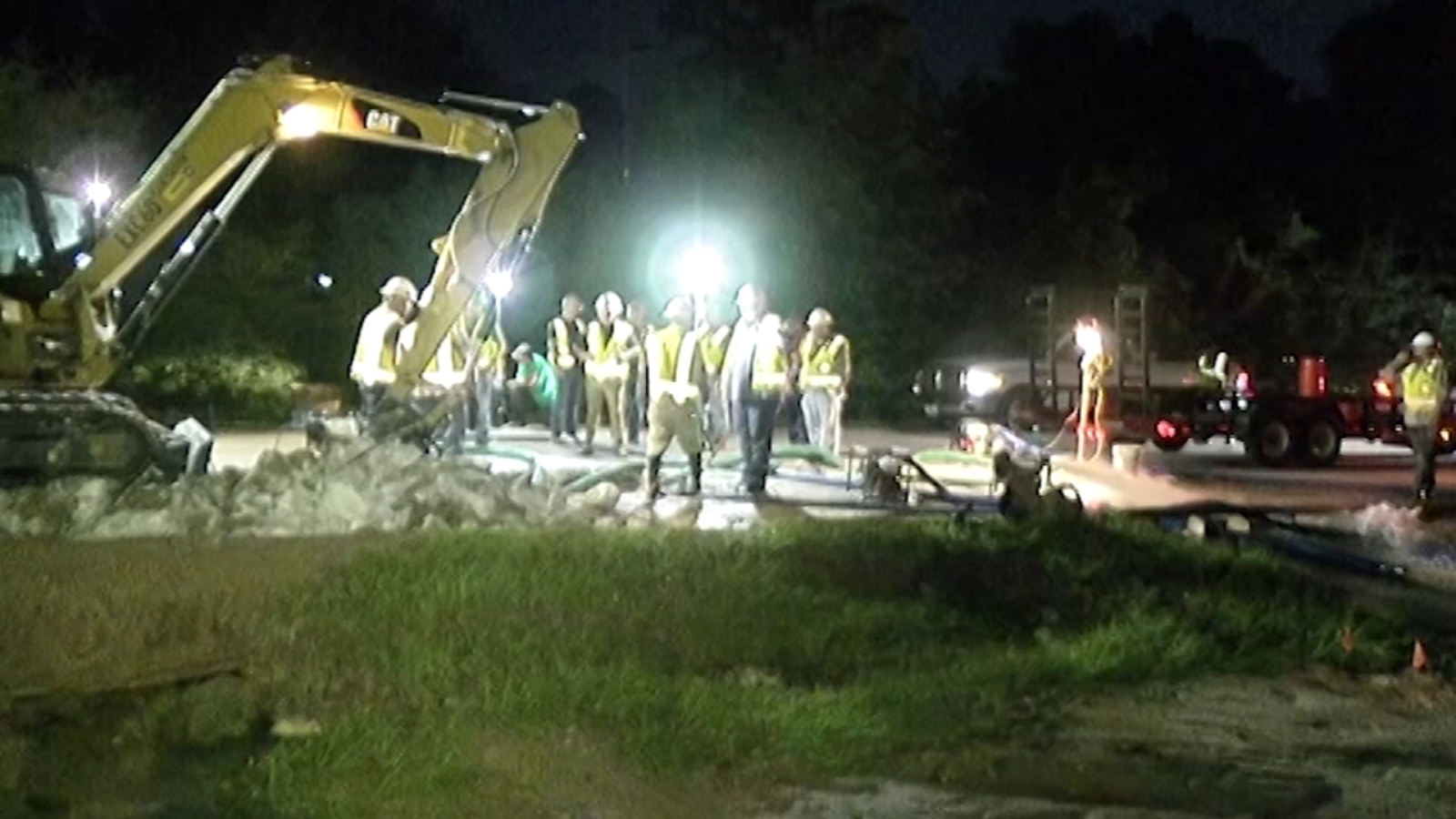 Water main breakage shuts down road in The Woodlands - ABC13 Houston